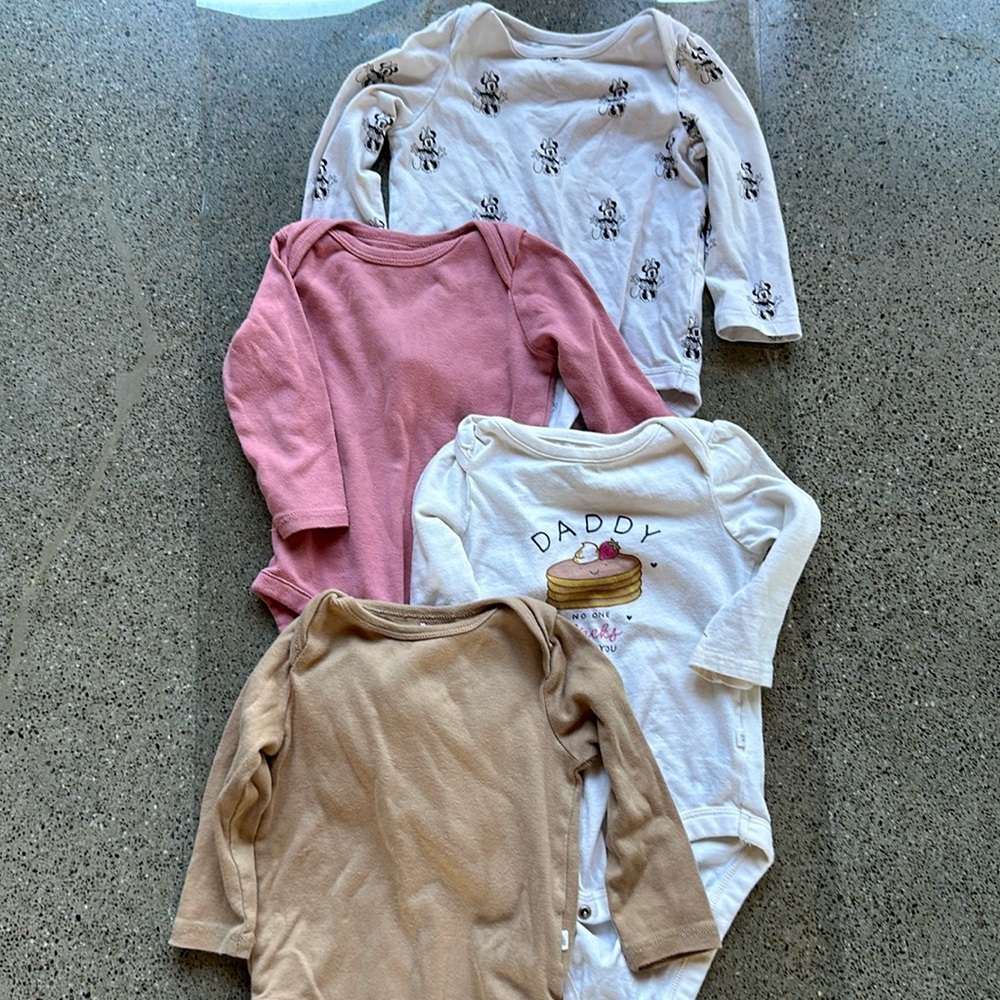 8 Baby Gap 6-12 month onsies. Great Condition LOT OF 8